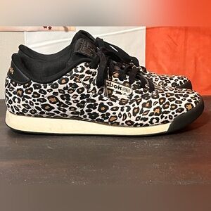 Women Reebok classics size 8